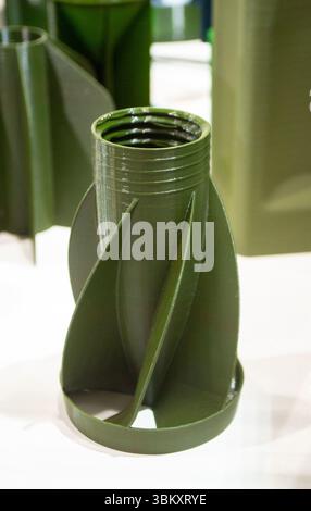 Auf 3D-Drucker aus geschmolzenem Kunststoff gedruckter Schaftstabilisator. Auf 3D-Drucker erstellte Stabilisierungsschweife. Prototypenmodell der Raketenbombenspitze, gedruckt auf 3D-Drucker. Moderne innovative 3D-Drucktechnologie Stockfoto