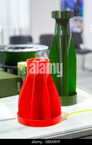 Auf 3D-Drucker aus geschmolzenem Kunststoff gedruckter Schaftstabilisator. Auf 3D-Drucker erstellte Stabilisierungsschweife. Prototypenmodell der Raketenbombenspitze, gedruckt auf 3D-Drucker. Moderne innovative 3D-Drucktechnologie Stockfoto