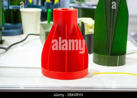 Auf 3D-Drucker aus geschmolzenem Kunststoff gedruckter Schaftstabilisator. Auf 3D-Drucker erstellte Stabilisierungsschweife. Prototypenmodell der Raketenbombenspitze, gedruckt auf 3D-Drucker. Moderne innovative 3D-Drucktechnologie Stockfoto