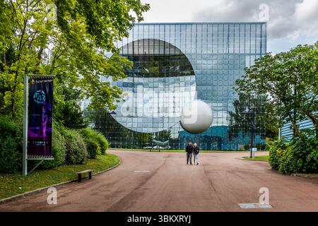 Das Futuroscope bei Poitiers ist ein Vergnügungspark, der sich auf futuristische Themen, Multimedia-Erlebnisse und innovative Attraktionen spezialisiert hat. Avenue René Monory, Chasseneuil-du-Poitou, Nouvelle-Aquitaine, Frankreich Stockfoto