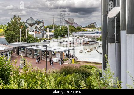 Das Futuroscope bei Poitiers ist ein Vergnügungspark, der sich auf futuristische Themen, Multimedia-Erlebnisse und innovative Attraktionen spezialisiert hat. Allée Principale, Chasseneuil-du-Poitou, Nouvelle-Aquitaine, Frankreich Stockfoto
