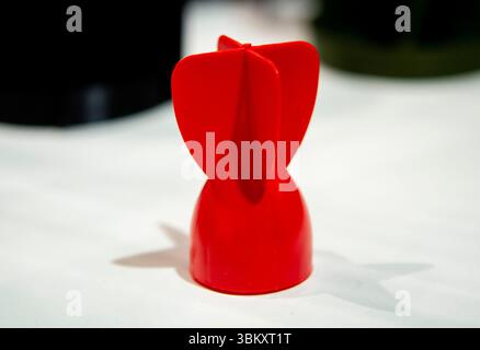 Auf 3D-Drucker aus geschmolzenem Kunststoff gedruckter Schaftstabilisator. Auf 3D-Drucker erstellte Stabilisierungsschweife. Prototypenmodell der Raketenbombenspitze, gedruckt auf 3D-Drucker. Moderne innovative 3D-Drucktechnologie Stockfoto