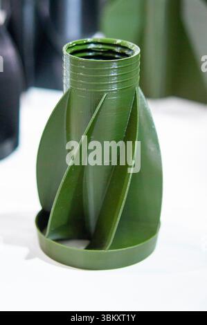 Auf 3D-Drucker aus geschmolzenem Kunststoff gedruckter Schaftstabilisator. Auf 3D-Drucker erstellte Stabilisierungsschweife. Prototypenmodell der Raketenbombenspitze, gedruckt auf 3D-Drucker. Moderne innovative 3D-Drucktechnologie Stockfoto