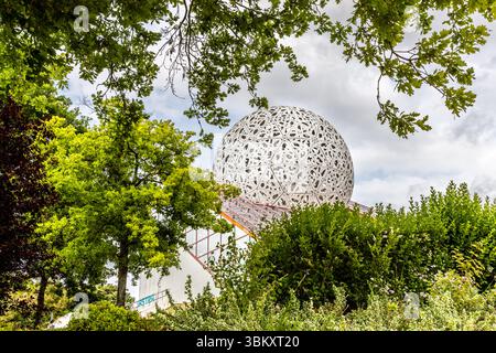 Das Futuroscope bei Poitiers ist ein Vergnügungspark, der sich auf futuristische Themen, Multimedia-Erlebnisse und innovative Attraktionen spezialisiert hat. Allée Principale, Chasseneuil-du-Poitou, Nouvelle-Aquitaine, Frankreich Stockfoto