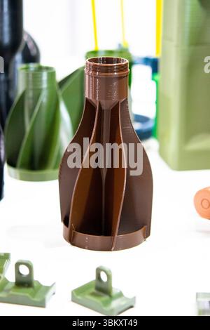 Auf 3D-Drucker aus geschmolzenem Kunststoff gedruckter Schaftstabilisator. Auf 3D-Drucker erstellte Stabilisierungsschweife. Prototypenmodell der Raketenbombenspitze, gedruckt auf 3D-Drucker. Moderne innovative 3D-Drucktechnologie Stockfoto