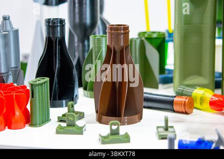 Auf 3D-Drucker aus geschmolzenem Kunststoff gedruckter Schaftstabilisator. Auf 3D-Drucker erstellte Stabilisierungsschweife. Prototypenmodell der Raketenbombenspitze, gedruckt auf 3D-Drucker. Moderne innovative 3D-Drucktechnologie Stockfoto