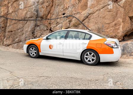 Misfat Al Abriyeen, Oman - 11. Februar 2020: Typisches Taxiauto in weiß und Orange in Oman. Stockfoto