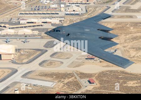 Der B-2 Spirit Stealth Bomber fliegt über der Edwards Air Force Base, Kalifornien, bevor er am 17. Juli 2024 landet. (USA) Stockfoto