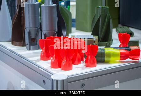 Auf 3D-Drucker aus geschmolzenem Kunststoff gedruckter Schaftstabilisator. Auf 3D-Drucker erstellte Stabilisierungsschweife. Prototypenmodell der Raketenbombenspitze, gedruckt auf 3D-Drucker. Moderne innovative 3D-Drucktechnologie Stockfoto