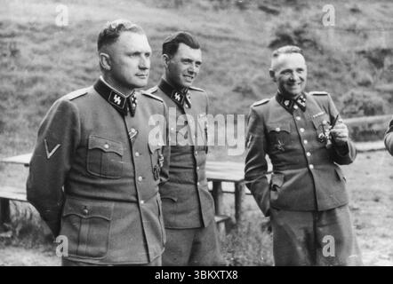 AUSCHWITZ, POLEN - 1944 - Trio of Evil... deutsche SS-Offiziere treffen sich auf dem Gelände des SS-Rückzugs außerhalb von Auschwitz, Polen Stockfoto