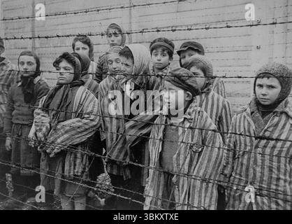 AUSCHWITZ, POLEN - 1945 - Ein Film aus der sowjetischen Roten Armee über die Befreiung von Auschwitz wurde über einen Zeitraum von mehreren Monaten gedreht Stockfoto