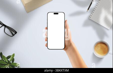 Smartphone mit leerem Bildschirm im kreativen Arbeitsbereich. Umgeben von Kaffee, Notizbuch, Gläsern und weichen natürlichen Schatten Stockfoto