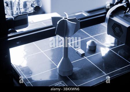 Auf 3D-Drucker aus geschmolzenem Kunststoff auf dem Desktop eines 3D-Druckers gedruckter Schaft-Stabilisator. Auf 3D-Drucker erstellte Stabilisierungsschweife. Prototypenmodell der Raketenbombenspitze, gedruckt auf 3D-Drucker. Drucken Stockfoto
