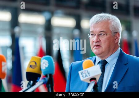BRÜSSEL, BELGIEN - 23. JUNI 2025 Kaja KALLAS, hohe Vertreterin der EU für Außen- und Sicherheitspolitik, spricht bei ihrer Ankunft mit den Medien, um an einer Tagung des Rates für Auswärtige Angelegenheiten der EU im Europa-Gebäude, dem Sitz des EU-Rates in Brüssel, Belgien, teilzunehmen. Die Außenminister der EU werden nach einem informellen Austausch mit dem ukrainischen Außenminister Andrii Sybiha die russische Aggression gegen die Ukraine sowie die jüngsten Entwicklungen im Nahen Osten nach den israelischen und US-amerikanischen Streiks gegen den Iran und die Reaktion Irans erörtern. Kredit: Morfo SAVVA | Alamy Live News Stockfoto