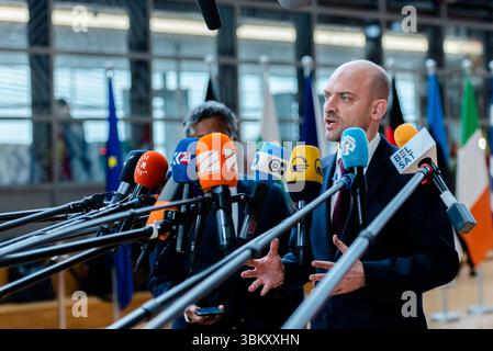 BRÜSSEL, BELGIEN - 23. JUNI 2025 Kaja KALLAS, hohe Vertreterin der EU für Außen- und Sicherheitspolitik, spricht bei ihrer Ankunft mit den Medien, um an einer Tagung des Rates für Auswärtige Angelegenheiten der EU im Europa-Gebäude, dem Sitz des EU-Rates in Brüssel, Belgien, teilzunehmen. Die Außenminister der EU werden nach einem informellen Austausch mit dem ukrainischen Außenminister Andrii Sybiha die russische Aggression gegen die Ukraine sowie die jüngsten Entwicklungen im Nahen Osten nach den israelischen und US-amerikanischen Streiks gegen den Iran und die Reaktion Irans erörtern. Kredit: Morfo SAVVA | Alamy Live News Stockfoto