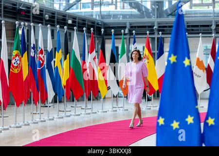BRÜSSEL, BELGIEN - 23. JUNI 2025 Kaja KALLAS, hohe Vertreterin der EU für Außen- und Sicherheitspolitik, spricht bei ihrer Ankunft mit den Medien, um an einer Tagung des Rates für Auswärtige Angelegenheiten der EU im Europa-Gebäude, dem Sitz des EU-Rates in Brüssel, Belgien, teilzunehmen. Die Außenminister der EU werden nach einem informellen Austausch mit dem ukrainischen Außenminister Andrii Sybiha die russische Aggression gegen die Ukraine sowie die jüngsten Entwicklungen im Nahen Osten nach den israelischen und US-amerikanischen Streiks gegen den Iran und die Reaktion Irans erörtern. Kredit: Morfo SAVVA | Alamy Live News Stockfoto