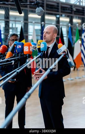 BRÜSSEL, BELGIEN - 23. JUNI 2025 Kaja KALLAS, hohe Vertreterin der EU für Außen- und Sicherheitspolitik, spricht bei ihrer Ankunft mit den Medien, um an einer Tagung des Rates für Auswärtige Angelegenheiten der EU im Europa-Gebäude, dem Sitz des EU-Rates in Brüssel, Belgien, teilzunehmen. Die Außenminister der EU werden nach einem informellen Austausch mit dem ukrainischen Außenminister Andrii Sybiha die russische Aggression gegen die Ukraine sowie die jüngsten Entwicklungen im Nahen Osten nach den israelischen und US-amerikanischen Streiks gegen den Iran und die Reaktion Irans erörtern. Kredit: Morfo SAVVA | Alamy Live News Stockfoto