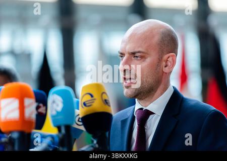 BRÜSSEL, BELGIEN - 23. JUNI 2025 Kaja KALLAS, hohe Vertreterin der EU für Außen- und Sicherheitspolitik, spricht bei ihrer Ankunft mit den Medien, um an einer Tagung des Rates für Auswärtige Angelegenheiten der EU im Europa-Gebäude, dem Sitz des EU-Rates in Brüssel, Belgien, teilzunehmen. Die Außenminister der EU werden nach einem informellen Austausch mit dem ukrainischen Außenminister Andrii Sybiha die russische Aggression gegen die Ukraine sowie die jüngsten Entwicklungen im Nahen Osten nach den israelischen und US-amerikanischen Streiks gegen den Iran und die Reaktion Irans erörtern. Kredit: Morfo SAVVA | Alamy Live News Stockfoto