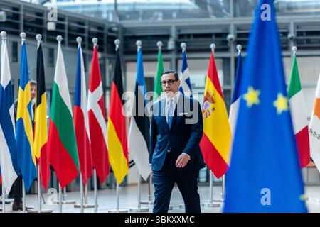 BRÜSSEL, BELGIEN - 23. JUNI 2025 Kaja KALLAS, hohe Vertreterin der EU für Außen- und Sicherheitspolitik, spricht bei ihrer Ankunft mit den Medien, um an einer Tagung des Rates für Auswärtige Angelegenheiten der EU im Europa-Gebäude, dem Sitz des EU-Rates in Brüssel, Belgien, teilzunehmen. Die Außenminister der EU werden nach einem informellen Austausch mit dem ukrainischen Außenminister Andrii Sybiha die russische Aggression gegen die Ukraine sowie die jüngsten Entwicklungen im Nahen Osten nach den israelischen und US-amerikanischen Streiks gegen den Iran und die Reaktion Irans erörtern. Kredit: Morfo SAVVA | Alamy Live News Stockfoto