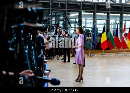 BRÜSSEL, BELGIEN - 23. JUNI 2025 Kaja KALLAS, hohe Vertreterin der EU für Außen- und Sicherheitspolitik, spricht bei ihrer Ankunft mit den Medien, um an einer Tagung des Rates für Auswärtige Angelegenheiten der EU im Europa-Gebäude, dem Sitz des EU-Rates in Brüssel, Belgien, teilzunehmen. Die Außenminister der EU werden nach einem informellen Austausch mit dem ukrainischen Außenminister Andrii Sybiha die russische Aggression gegen die Ukraine sowie die jüngsten Entwicklungen im Nahen Osten nach den israelischen und US-amerikanischen Streiks gegen den Iran und die Reaktion Irans erörtern. Kredit: Morfo SAVVA | Alamy Live News Stockfoto