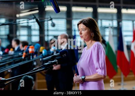 BRÜSSEL, BELGIEN - 23. JUNI 2025 Kaja KALLAS, hohe Vertreterin der EU für Außen- und Sicherheitspolitik, spricht bei ihrer Ankunft mit den Medien, um an einer Tagung des Rates für Auswärtige Angelegenheiten der EU im Europa-Gebäude, dem Sitz des EU-Rates in Brüssel, Belgien, teilzunehmen. Die Außenminister der EU werden nach einem informellen Austausch mit dem ukrainischen Außenminister Andrii Sybiha die russische Aggression gegen die Ukraine sowie die jüngsten Entwicklungen im Nahen Osten nach den israelischen und US-amerikanischen Streiks gegen den Iran und die Reaktion Irans erörtern. Kredit: Morfo SAVVA | Alamy Live News Stockfoto