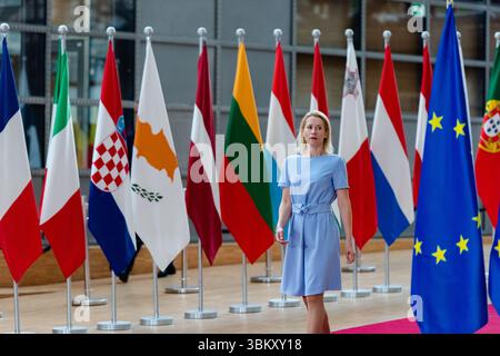 BRÜSSEL, BELGIEN - 23. JUNI 2025 Kaja KALLAS, hohe Vertreterin der EU für Außen- und Sicherheitspolitik, spricht bei ihrer Ankunft mit den Medien, um an einer Tagung des Rates für Auswärtige Angelegenheiten der EU im Europa-Gebäude, dem Sitz des EU-Rates in Brüssel, Belgien, teilzunehmen. Die Außenminister der EU werden nach einem informellen Austausch mit dem ukrainischen Außenminister Andrii Sybiha die russische Aggression gegen die Ukraine sowie die jüngsten Entwicklungen im Nahen Osten nach den israelischen und US-amerikanischen Streiks gegen den Iran und die Reaktion Irans erörtern. Kredit: Morfo SAVVA | Alamy Live News Stockfoto