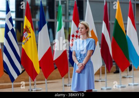 BRÜSSEL, BELGIEN - 23. JUNI 2025 Kaja KALLAS, hohe Vertreterin der EU für Außen- und Sicherheitspolitik, spricht bei ihrer Ankunft mit den Medien, um an einer Tagung des Rates für Auswärtige Angelegenheiten der EU im Europa-Gebäude, dem Sitz des EU-Rates in Brüssel, Belgien, teilzunehmen. Die Außenminister der EU werden nach einem informellen Austausch mit dem ukrainischen Außenminister Andrii Sybiha die russische Aggression gegen die Ukraine sowie die jüngsten Entwicklungen im Nahen Osten nach den israelischen und US-amerikanischen Streiks gegen den Iran und die Reaktion Irans erörtern. Kredit: Morfo SAVVA | Alamy Live News Stockfoto