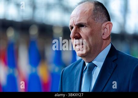 BRÜSSEL, BELGIEN - 23. JUNI 2025 Giorgos GERAPETRITIS, Minister für auswärtige Angelegenheiten Griechenlands, spricht bei seiner Ankunft mit den Medien, um an einer Tagung des Rates für auswärtige Angelegenheiten der EU im Europa-Gebäude, dem Sitz des EU-Rates in Brüssel, Belgien, teilzunehmen. Die Außenminister der EU werden nach einem informellen Austausch mit dem ukrainischen Außenminister Andrii Sybiha die russische Aggression gegen die Ukraine sowie die jüngsten Entwicklungen im Nahen Osten nach den israelischen und US-amerikanischen Streiks gegen den Iran und die Reaktion Irans erörtern. Kredit: Morfo SAVVA | Alamy Live News Stockfoto