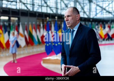 BRÜSSEL, BELGIEN - 23. JUNI 2025 Giorgos GERAPETRITIS, Minister für auswärtige Angelegenheiten Griechenlands, spricht bei seiner Ankunft mit den Medien, um an einer Tagung des Rates für auswärtige Angelegenheiten der EU im Europa-Gebäude, dem Sitz des EU-Rates in Brüssel, Belgien, teilzunehmen. Die Außenminister der EU werden nach einem informellen Austausch mit dem ukrainischen Außenminister Andrii Sybiha die russische Aggression gegen die Ukraine sowie die jüngsten Entwicklungen im Nahen Osten nach den israelischen und US-amerikanischen Streiks gegen den Iran und die Reaktion Irans erörtern. Kredit: Morfo SAVVA | Alamy Live News Stockfoto
