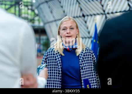 BRÜSSEL, BELGIEN - 23. JUNI 2025 Kaja KALLAS, hohe Vertreterin der EU für Außen- und Sicherheitspolitik, spricht bei ihrer Ankunft mit den Medien, um an einer Tagung des Rates für Auswärtige Angelegenheiten der EU im Europa-Gebäude, dem Sitz des EU-Rates in Brüssel, Belgien, teilzunehmen. Die Außenminister der EU werden nach einem informellen Austausch mit dem ukrainischen Außenminister Andrii Sybiha die russische Aggression gegen die Ukraine sowie die jüngsten Entwicklungen im Nahen Osten nach den israelischen und US-amerikanischen Streiks gegen den Iran und die Reaktion Irans erörtern. Kredit: Morfo SAVVA | Alamy Live News Stockfoto