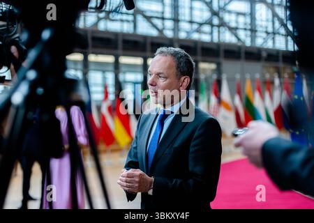 BRÜSSEL, BELGIEN - 23. JUNI 2025 Kaja KALLAS, hohe Vertreterin der EU für Außen- und Sicherheitspolitik, spricht bei ihrer Ankunft mit den Medien, um an einer Tagung des Rates für Auswärtige Angelegenheiten der EU im Europa-Gebäude, dem Sitz des EU-Rates in Brüssel, Belgien, teilzunehmen. Die Außenminister der EU werden nach einem informellen Austausch mit dem ukrainischen Außenminister Andrii Sybiha die russische Aggression gegen die Ukraine sowie die jüngsten Entwicklungen im Nahen Osten nach den israelischen und US-amerikanischen Streiks gegen den Iran und die Reaktion Irans erörtern. Kredit: Morfo SAVVA | Alamy Live News Stockfoto