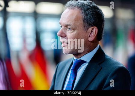 BRÜSSEL, BELGIEN - 23. JUNI 2025 Kaja KALLAS, hohe Vertreterin der EU für Außen- und Sicherheitspolitik, spricht bei ihrer Ankunft mit den Medien, um an einer Tagung des Rates für Auswärtige Angelegenheiten der EU im Europa-Gebäude, dem Sitz des EU-Rates in Brüssel, Belgien, teilzunehmen. Die Außenminister der EU werden nach einem informellen Austausch mit dem ukrainischen Außenminister Andrii Sybiha die russische Aggression gegen die Ukraine sowie die jüngsten Entwicklungen im Nahen Osten nach den israelischen und US-amerikanischen Streiks gegen den Iran und die Reaktion Irans erörtern. Kredit: Morfo SAVVA | Alamy Live News Stockfoto