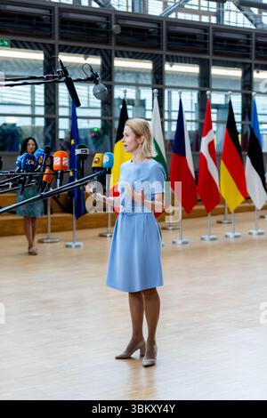 BRÜSSEL, BELGIEN - 23. JUNI 2025 Kaja KALLAS, hohe Vertreterin der EU für Außen- und Sicherheitspolitik, spricht bei ihrer Ankunft mit den Medien, um an einer Tagung des Rates für Auswärtige Angelegenheiten der EU im Europa-Gebäude, dem Sitz des EU-Rates in Brüssel, Belgien, teilzunehmen. Die Außenminister der EU werden nach einem informellen Austausch mit dem ukrainischen Außenminister Andrii Sybiha die russische Aggression gegen die Ukraine sowie die jüngsten Entwicklungen im Nahen Osten nach den israelischen und US-amerikanischen Streiks gegen den Iran und die Reaktion Irans erörtern. Kredit: Morfo SAVVA | Alamy Live News Stockfoto