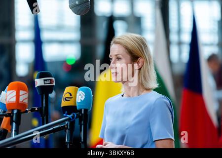 BRÜSSEL, BELGIEN - 23. JUNI 2025 Kaja KALLAS, hohe Vertreterin der EU für Außen- und Sicherheitspolitik, spricht bei ihrer Ankunft mit den Medien, um an einer Tagung des Rates für Auswärtige Angelegenheiten der EU im Europa-Gebäude, dem Sitz des EU-Rates in Brüssel, Belgien, teilzunehmen. Die Außenminister der EU werden nach einem informellen Austausch mit dem ukrainischen Außenminister Andrii Sybiha die russische Aggression gegen die Ukraine sowie die jüngsten Entwicklungen im Nahen Osten nach den israelischen und US-amerikanischen Streiks gegen den Iran und die Reaktion Irans erörtern. Kredit: Morfo SAVVA | Alamy Live News Stockfoto