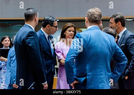 BRÜSSEL, BELGIEN - 23. JUNI 2025 Kaja KALLAS, hohe Vertreterin der EU für Außen- und Sicherheitspolitik, spricht bei ihrer Ankunft mit den Medien, um an einer Tagung des Rates für Auswärtige Angelegenheiten der EU im Europa-Gebäude, dem Sitz des EU-Rates in Brüssel, Belgien, teilzunehmen. Die Außenminister der EU werden nach einem informellen Austausch mit dem ukrainischen Außenminister Andrii Sybiha die russische Aggression gegen die Ukraine sowie die jüngsten Entwicklungen im Nahen Osten nach den israelischen und US-amerikanischen Streiks gegen den Iran und die Reaktion Irans erörtern. Kredit: Morfo SAVVA | Alamy Live News Stockfoto