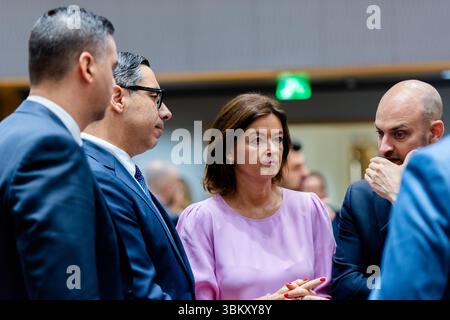 BRÜSSEL, BELGIEN - 23. JUNI 2025 Kaja KALLAS, hohe Vertreterin der EU für Außen- und Sicherheitspolitik, spricht bei ihrer Ankunft mit den Medien, um an einer Tagung des Rates für Auswärtige Angelegenheiten der EU im Europa-Gebäude, dem Sitz des EU-Rates in Brüssel, Belgien, teilzunehmen. Die Außenminister der EU werden nach einem informellen Austausch mit dem ukrainischen Außenminister Andrii Sybiha die russische Aggression gegen die Ukraine sowie die jüngsten Entwicklungen im Nahen Osten nach den israelischen und US-amerikanischen Streiks gegen den Iran und die Reaktion Irans erörtern. Kredit: Morfo SAVVA | Alamy Live News Stockfoto