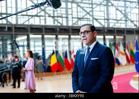 BRÜSSEL, BELGIEN - 23. JUNI 2025 Constantinos KOMBOS, die Ministerin für auswärtige Angelegenheiten Zyperns, spricht bei ihrer Ankunft mit den Medien, um an einer Tagung des Rates für auswärtige Angelegenheiten der EU im Europa-Gebäude, dem Sitz des EU-Rates in Brüssel, Belgien, teilzunehmen. Die Außenminister der EU werden nach einem informellen Austausch mit dem ukrainischen Außenminister Andrii Sybiha die russische Aggression gegen die Ukraine sowie die jüngsten Entwicklungen im Nahen Osten nach den israelischen und US-amerikanischen Streiks gegen den Iran und die Reaktion Irans erörtern. Kredit: Morfo SAVVA | Alamy Live News Stockfoto