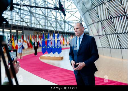 BRÜSSEL, BELGIEN - 23. JUNI 2025 Giorgos GERAPETRITIS, Minister für auswärtige Angelegenheiten Griechenlands, spricht bei seiner Ankunft mit den Medien, um an einer Tagung des Rates für auswärtige Angelegenheiten der EU im Europa-Gebäude, dem Sitz des EU-Rates in Brüssel, Belgien, teilzunehmen. Die Außenminister der EU werden nach einem informellen Austausch mit dem ukrainischen Außenminister Andrii Sybiha die russische Aggression gegen die Ukraine sowie die jüngsten Entwicklungen im Nahen Osten nach den israelischen und US-amerikanischen Streiks gegen den Iran und die Reaktion Irans erörtern. Kredit: Morfo SAVVA | Alamy Live News Stockfoto