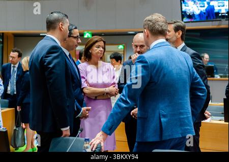 BRÜSSEL, BELGIEN - 23. JUNI 2025 Kaja KALLAS, hohe Vertreterin der EU für Außen- und Sicherheitspolitik, spricht bei ihrer Ankunft mit den Medien, um an einer Tagung des Rates für Auswärtige Angelegenheiten der EU im Europa-Gebäude, dem Sitz des EU-Rates in Brüssel, Belgien, teilzunehmen. Die Außenminister der EU werden nach einem informellen Austausch mit dem ukrainischen Außenminister Andrii Sybiha die russische Aggression gegen die Ukraine sowie die jüngsten Entwicklungen im Nahen Osten nach den israelischen und US-amerikanischen Streiks gegen den Iran und die Reaktion Irans erörtern. Kredit: Morfo SAVVA | Alamy Live News Stockfoto