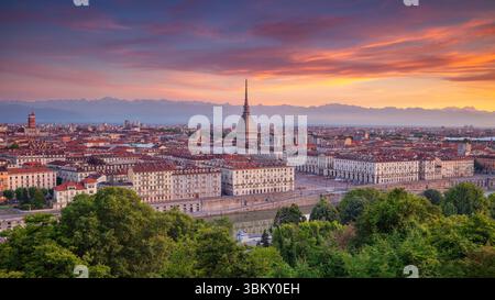 Turin, Italien. Panoramablick auf die Stadt Turin, Italien während des wunderschönen Sommersonnenaufgangs. Stockfoto