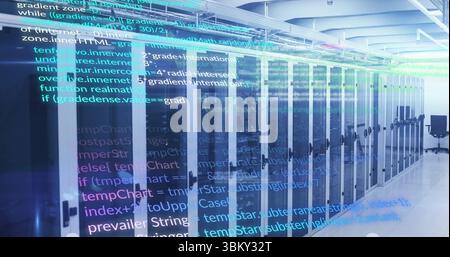 Zeigt hohe Server-Racks mit Glasfront im Rechenzentrum mit Netzwerkkabeln und schwarzem Bürostuhl Stockfoto