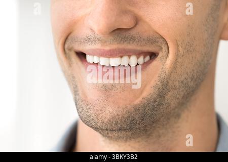 Unterer Teil hübsches Gesicht junger Mann mit gesundem Zahnlächeln Stockfoto