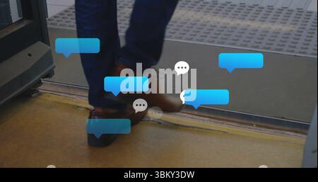 Pendler mit marineblauen Hosen und Lederschuhen über den Rand der Zugtür mit Chatblasen Stockfoto