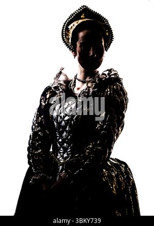 Eine Frau in einem historischen Kostüm, möglicherweise aus der Renaissance oder Tudor-Zeit, wird in einer kontrastreichen Silhouette dargestellt. Sie trägt einen raffinierten Kopf Stockfoto
