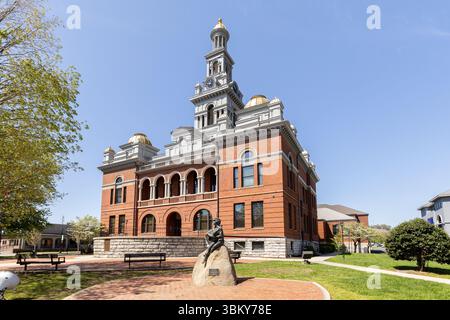 Das Sevier County Courthouse wurde 1895 eröffnet und steht im National Register of Historic Places. Dolly Partons Statue ist vor dem Gebäude. Stockfoto