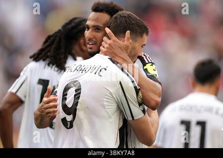 Philadelphia, USA. Juni 2025. Lloyd Kelly von Juventus emrbaces Teamkollege Dusan Vlahovic, nachdem der serbische Stürmer einen späten Elfmeter erzielte, um der Mannschaft beim Spiel Juventus gegen Wydad AC FIFA Club-Weltmeisterschaft im Lincoln Financial Field, Philadelphia, 4-1 Vorsprung zu verschaffen. Der Bildnachweis sollte lauten: Jonathan Moscrop/Sportimage Credit: Sportimage Ltd/Alamy Live News Stockfoto