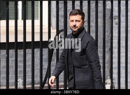 London, UK, 23. Juni 2025. Wolodymyr Zelensky, ukrainischer Premierminister, wurde von Keir Starmer, dem britischen Premierminister, in Downing Street 10 herzlich begrüßt, um die anhaltende Unterstützung Großbritanniens für das Kriegsstädterland vor dem NATO-Gipfel zu erörtern. Kredit : Monica Wells/Alamy Live News Stockfoto