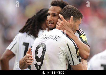 Philadelphia, USA. Juni 2025. Lloyd Kelly von Juventus nimmt Teamkollege Dusan Vlahovic an, nachdem der serbische Stürmer einen späten Elfmeter erzielte, um dem Sdie 4-1 Vorsprung beim Spiel Juventus gegen Wydad AC FIFA Club-Weltmeisterschaft im Lincoln Financial Field, Philadelphia, zu geben. Der Bildnachweis sollte lauten: Jonathan Moscrop/Sportimage Credit: Sportimage Ltd/Alamy Live News Stockfoto