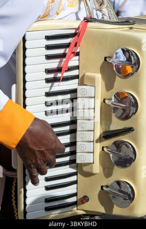 Der Musiker spielt die Bratsche während des Festivals des göttlichen Heiligen Geistes in Sao Luiz do Paraitinga, Sao Paulo, Brasilien. Selektiver Fokus Stockfoto