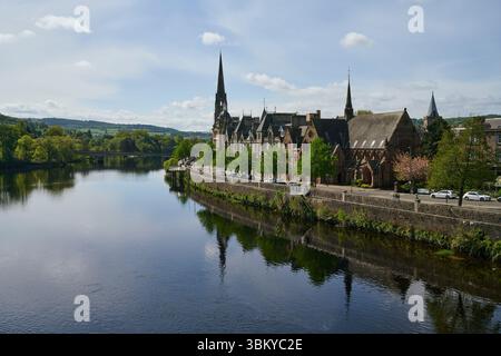 Blick auf den Fluss Tay mit Blick auf die Tay Street und das Stadtzentrum von Perth. Stockfoto